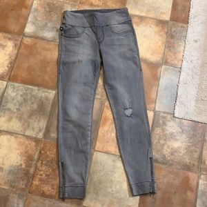 Rock & Republic pull on fever jeans gray 6 zip ankle